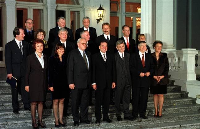 Bundespräsident Roman Herzog (vorn, 3.v.l., CDU) und Bundeskanzler Gerhard Schröder (rechts daneben, SPD) mit den Ministerinnen und Ministern der Bundesregierung, vorn v.l.n.r.: Heidemarie Wieczorek-Zeul (wirtschaftliche Zusammenarbeit und Entwicklung), Edelgard Bulmahn (Bildung beide SPD), Joschka Fischer (Bündnis 90 Die Grünen Auswärtiges), Otto Schily (Inneres), Herta Däubler-Gmelin (Justiz beide SPD), Mitte v.l.n.r.: Franz Müntefering (Verkehr, Bau- und Wohnungswesen), Bodo Hombach (Kanzleramt), Oskar Lafontaine (Finanzen alle SPD), Jürgen Trittin (Bündnis 90 Die Grünen Umwelt und Reaktorsicherheit), Rudolf Scharping (SPD Verteidigung), Hinten v.l.n.r.: Walter Riester (SPD Arbeit und Soziales), Andrea Fischer (Bündnis 90 Die Grünen Gesundheit), Karl-Heinz Funke (SPD Landwirtschaft), Werner Müller (alle GER Parteilos Wirtschaft und Technologie) auf den Stufen der Villa Hammerschmidt in Bonn