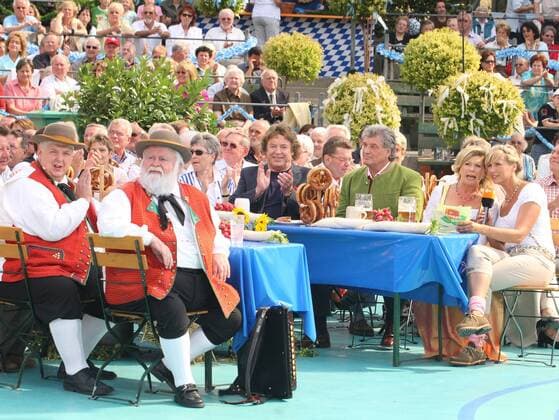 V.l.n.r.: Sänger Wolfgang Schwalm und Wilfried Gliem (beide GER Wildecker Herzbuben) zusammen mit Sänger Tony Marshall (GER) und den Fernsehmoderatoren und Sängern Marianne Reiner und Michael Hartl (beide GER Marianne&Michael) sowie Fernsehmoderatorin Andrea Kiewel (GER) während der ZDF-Sendung - Fernsehgarten - in Mainz