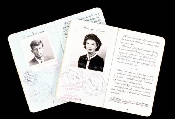 Pässe von John F. Kennedy (USA Präsident) und Jacqueline Lee Bouvier im Florida International Museum in Petersburg zeigt -  (STP98111003)