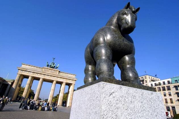 Skulptur - Horse - von Fernando Botero (COL) vor dem Brandenburger Tor in Berlin