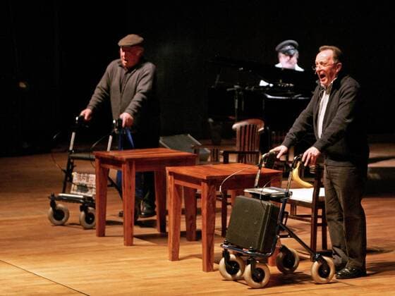 Norbert Blüm (CDU) und Schauspieler Peter Sodann (re. beide GER) während des Gastspiels - BLÜM & SODANN Heimatabend - in Leipzig