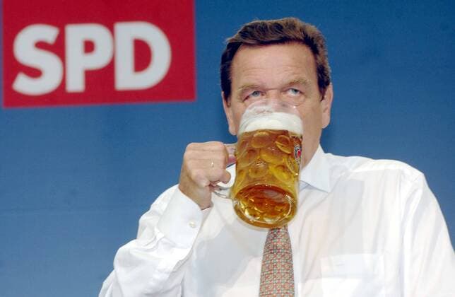 Gerhard Schröder (GER SPD) trinkt ein Bier während einer Rede vor dem SPD Ortsverein in Wolfratshausen