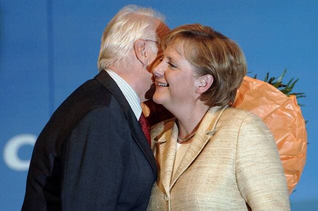 Edmund Stoiber (GER CSU-Vorsitzender Ministerpräsident Bayern) umarmt Bundeskanzlerin Angela Merkel (GER CDU) während des CSU-Parteitages in München