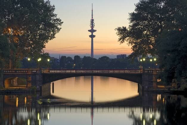 Schwanenwikbrücke und Fernsehturm in Hamburg - iblleu00291143