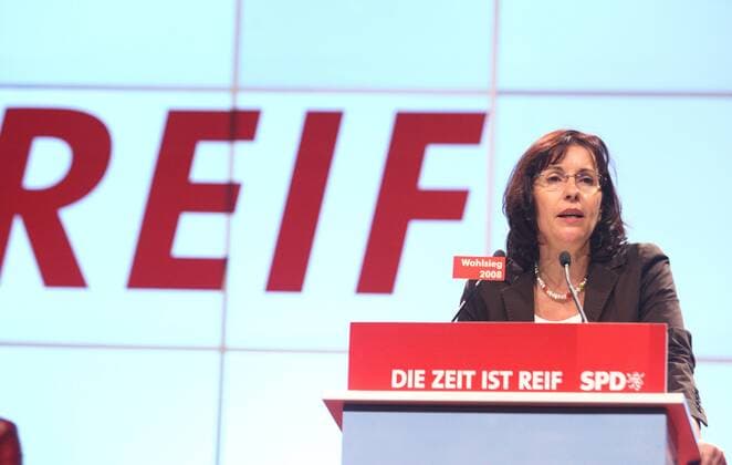 Andrea Ypsilanti (GER SPD-Landesvorsitzende Hessen) anlässlich des SPD-Landesparteitags in Wiesbaden