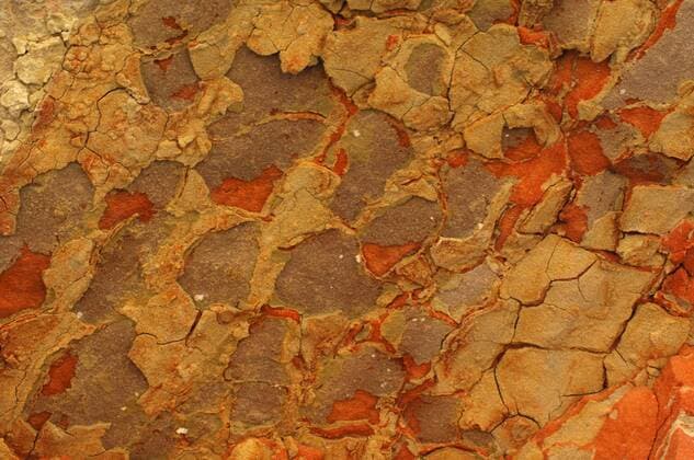 Mineralablagerungen in der weißen Wüste