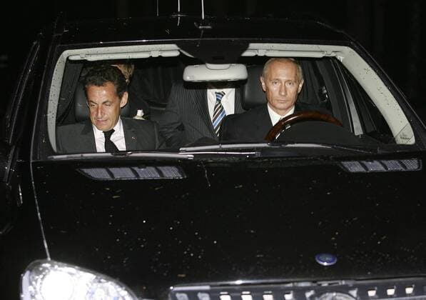 Staatspräsident Wladimir Putin (re., RUS) und Nicolas Sarkozy (FRA) als Fahrer und Beifahrer einer Limousine anlässlich eines Staatsbesuchs in Moskau  (mos2007101001)