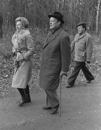 Bundeskanzler Willy Brandt (Mitte, GER SPD) mit Ehefrau Rut (NOR) und Günter Guillaume (GER SPD Persönlicher Referent Brandts) in Bonn