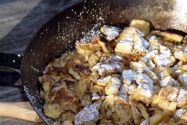  Zubereitung von Kaiserschmarrn - Österreich iblneh00187674