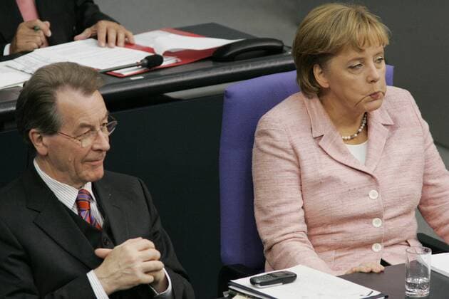 Bundeskanzlerin Angela Merkel (GER CDU) mit Bundesarbeitsminister Franz Müntefering (GER SPD) während einer Bundestagssitzung zur Regierungserklärung Münteferings in Berlin