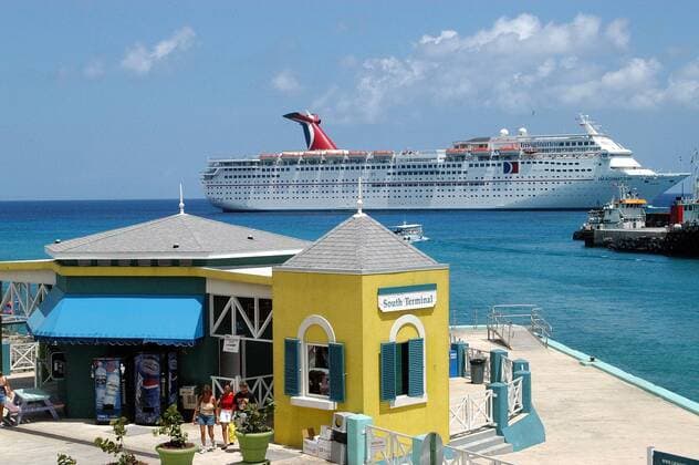 Hafen und Kreuzfahrtschiff Imagination - Cayman Islands