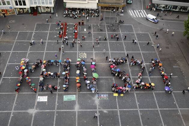 Kein S21 - Menschen formen Buchstaben und Zahlen auf dem Marktplatz in Stuttgart