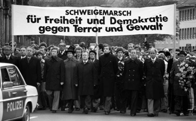 Terrorgegner bei einem Schweigemarsch für den von der RAF ermordeten Generalbundesanwalt Siegfried Buback in Karlsruhe