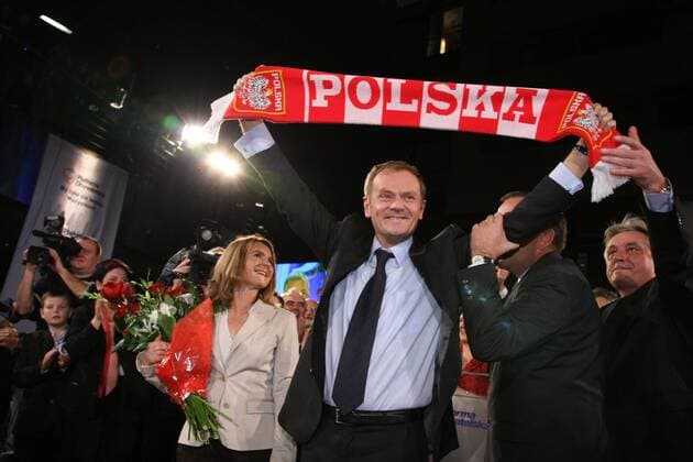 Donald Tusk (POL PO-Vorsitzender) freut sich mit seiner Ehefrau Malgorzata nach der Bekanntgabe der ersten Hochrechnungen zu den Parlamentswahlen in Warschau -  (EN00148962020)