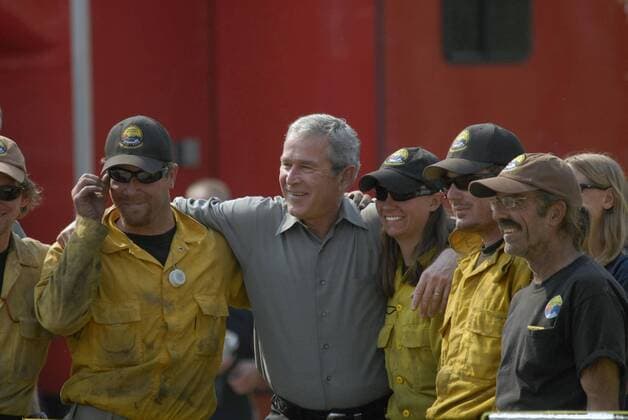 Präsident George W. Bush (Mitte, USA) neben Feuerwehrleuten anlässlich der verheerenden Waldbrände in Escondido Kalifornien -  (sdp2007102521)