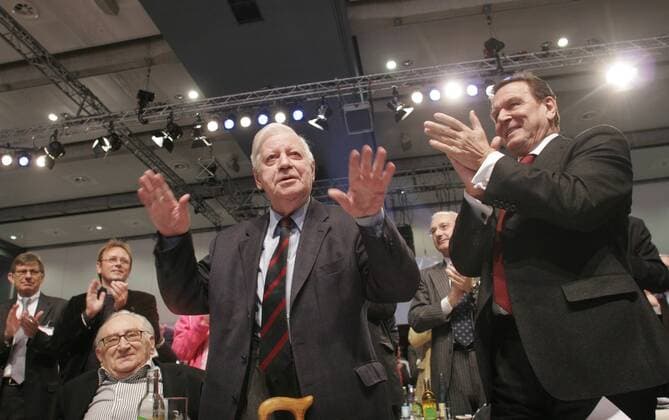 Standing Ovations für Altkanzler Helmut Schmidt (li.), u.a. von Gerhard Schröder (beide GER SPD), während sich Egon Bahr (li., alle GER SPD) lächelnd zurücklehnt - SPD-Bundesparteitag in Hamburg