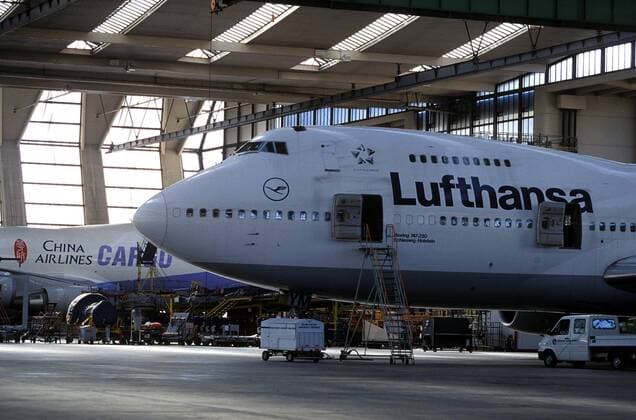 Flugzeuge des Typs 747 von Boeing in einem Hangar der Lufthansa-Werft am Flughafen Frankfurt am Main