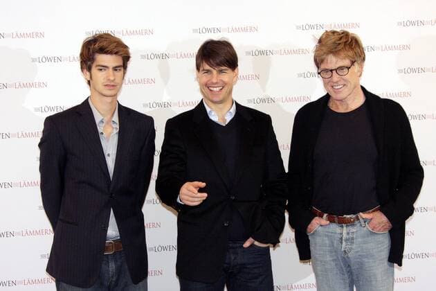 Regisseur Robert Redford (re., USA) neben den Schauspielern Andrew Garfield (li., GBR) und Tom Cruise (Mitte, USA) anlässlich der Premiere des Films - Von Löwen und Lämmern - in Berlin
