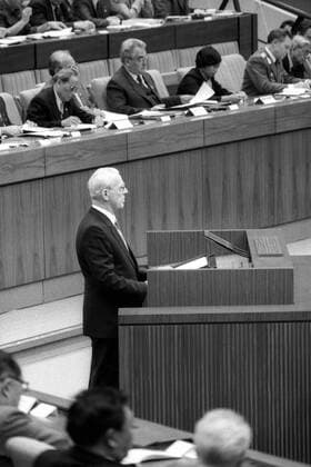 Willi Stoph (vorn , GDR SED Vorsitzender Ministerrat) anlässlich des XI. Parteitages der SED in Berlin Ost