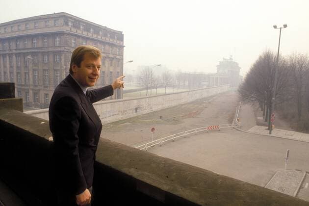 Eberhard Diepgen (GER CDU Regierender Bürgermeister Berlin) an der Berliner Mauer in Berlin