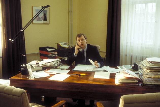 Eberhard Diepgen (GER CDU Regierender Bürgermeister Berlin) in seinem Büro in Berlin
