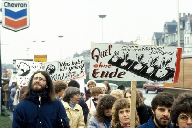 Teilnehmer einer Demonstration gegen Tierversuche