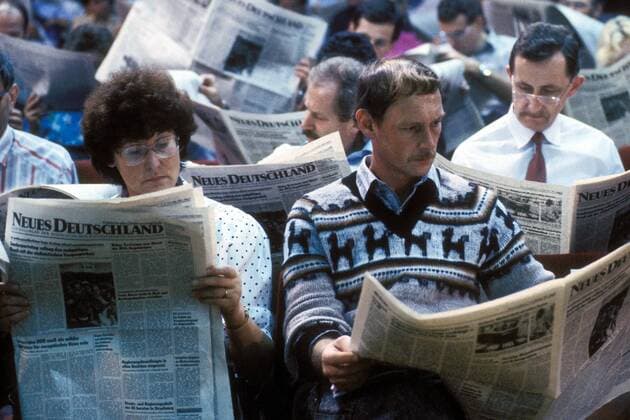 Einheitslektüre - Delegierte anlässlich des Sonderparteitages der SED 1989 bei der Lektüre des Parteiorgans - Neues Deutschland - in Berlin