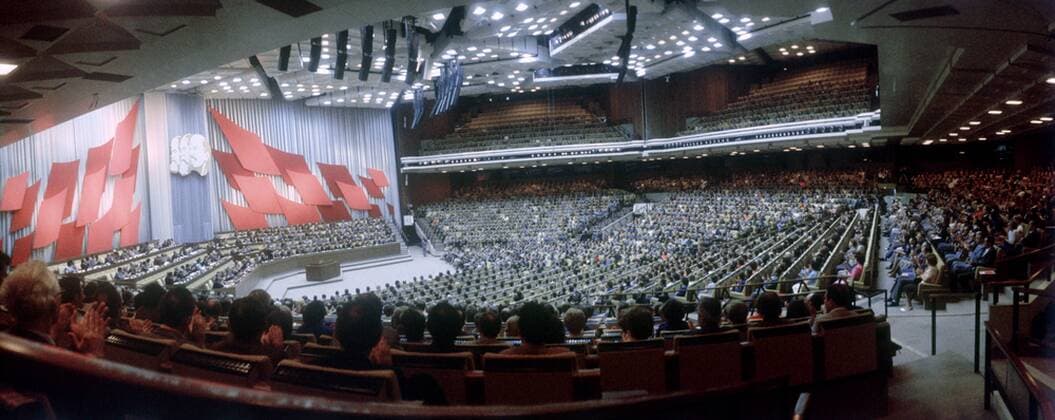 11. Parteitag der SED im Großen Saal des Palastes der Republik in Berlin Ost