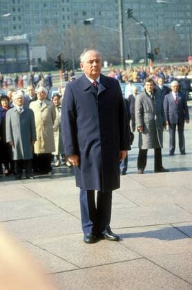 Michail Gorbatschow (URS Generalsekretär KPdSU) während einer Kranzniederlegung am Lenin Denkmal auf dem Leninplatz in Berlin Ost - Außerdem anwesend: Staatsratsvorsitzender Erich Honecker (hinten li., GDR SED)