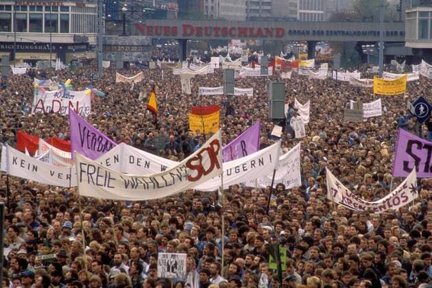 Demonstration für freie Wahlen auf dem Alexanderplatz in Ost-Berlin