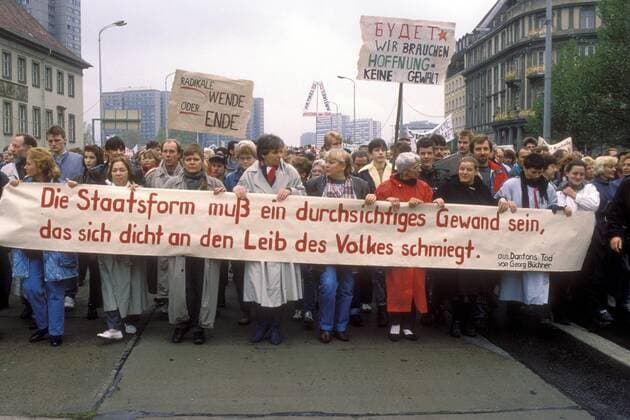 Demonstration für freie Wahlen auf der Leipziger Straße in Ost-Berlin