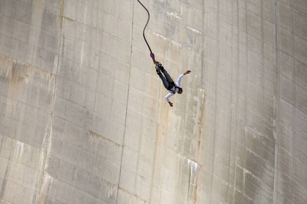  Bungee Jumping von der Kölnbreinsperre in Kärnten (ibleds00304598)