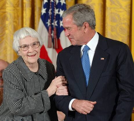 George W. Bush (USA Präsident) und Autorin Nelle Harper Lee (USA) anlässlich der Verleihung der - Presidential Medals of Freedom - im Weißen Haus in Washington DC  WAP2007110509