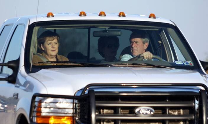US-Präsident George W. Bush (USA) mit Bundeskanzlerin Angela Merkel (li., GER CDU) und First Lady Laura Bush (USA) in einem Auto auf seiner Ranch in Texas  (CRW2007110915)