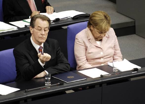 Bundeskanzlerin Angela Merkel (GER CDU) und Franz Müntefering (GER SPD Bundesarbeitsminister) in Berlin