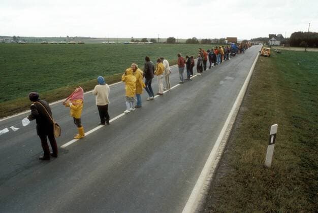 Menschenkette anlässlich einer Friedensdemonstration