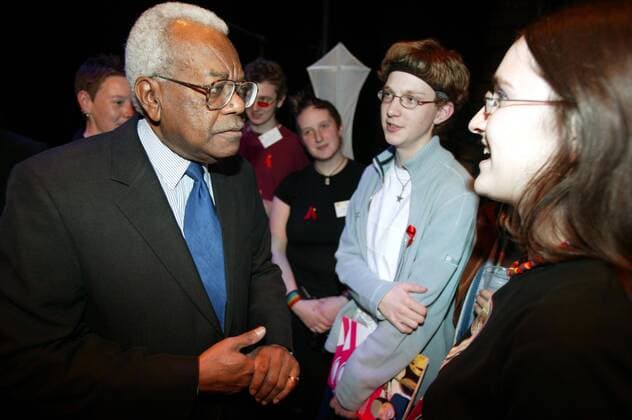 Fernsehmoderator Sir Trevor McDonald (li. GBR TRI) spricht mit den jugendlichen Preisträgern des Philip-Lawrence-Awards in London - 