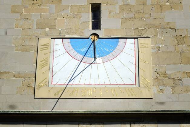  Sonnenuhr am Glockenturm der Stadtkirche in Winterthur - ibxmkf00313511