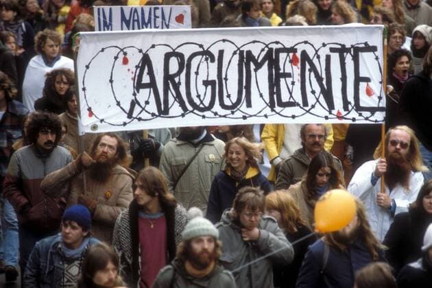 Transparent - Argumente - anlässlich der Proteste gegen die Startbahn 18 West des Flughafens Frankfurt in Wiesbaden
