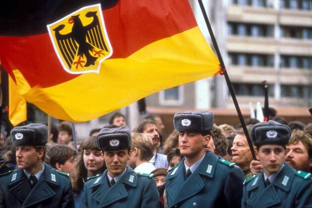 Volkspolizisten und die Deutschlandfahne schwenkende DDR Bürger anlässlich des Besuches von Bundeskanzler Helmut Kohl (GER CDU) in Dresden