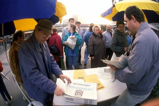 Stand der LDPD mit Wahlprogramm in Form der Zeitung - Der Morgen - anlässlich der bevorstehenden Volkskammerwahlen in Berlin Ost