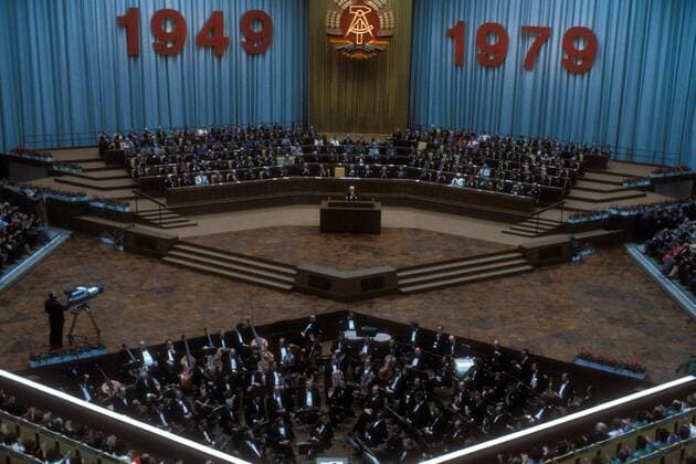 Staatsratsvorsitzender Erich Honecker (Mitte, GDR SED) spricht im Palast der Republik anlässlich der Feierlichkeiten zum 30. Jahrestag der DDR in Berlin Ost