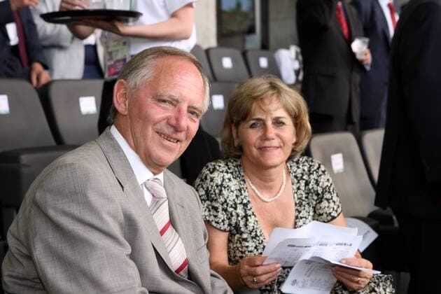 Bundesinnenminister Wolfgang Schäuble (GER CDU) mit Ehefrau Ingeborg (GER) am Rande des Finales zwischen Italien und Frankreich anlässlich der FIFA WM 2006 in Berlin - 
