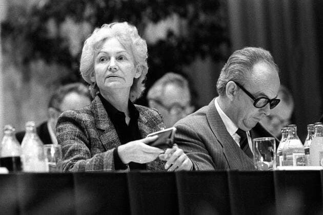Margot Honecker (li., GDR SED Ministerin für Volksbildung) anlässlich der Pädagogen Konferenz in Erfurt