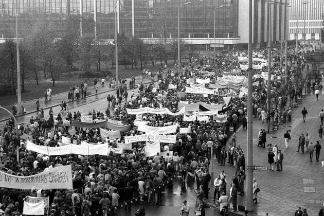 Menschenmassen auf der Karl Liebknecht Straße in Berlin Ost während der Demonstration am 4. November für Meinungs- und Versammlungsfreiheit sowie eine reformierte DDR