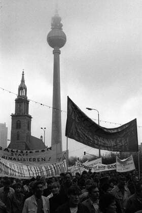 Demonstranten vor der Marienkirche auf der Karl Liebknecht Straße in Berlin Ost während der Demonstration am 4. November für Meinungs- und Versammlungsfreiheit sowie eine reformierte DDR