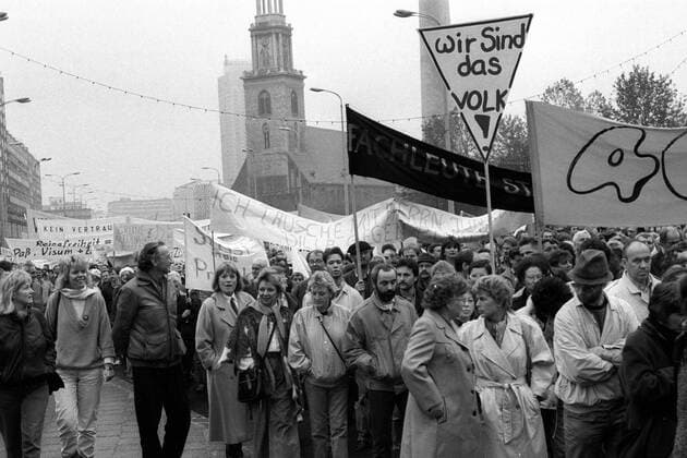 Schauspieler Dieter Wien (3.v.li., GDR) und Sängerin Gisela May (4.v.li., GDR) auf der Karl Liebknecht Straße in Berlin Ost während der Demonstration am 4. November für Meinungs- und Versammlungsfreiheit sowie eine reformierte DDR