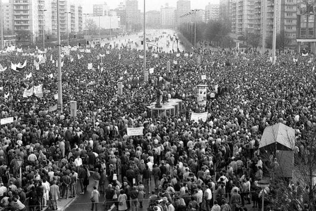 Menschenmassen während der Kundgebung auf dem Ostberliner Alexanderplatz für Meinungs- und Versammlungsfreiheit sowie eine reformierte DDR