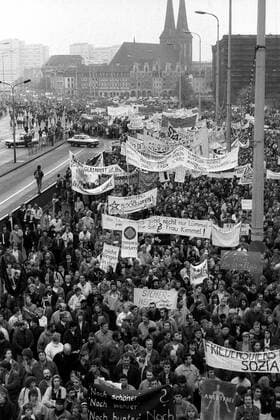 Demonstrationszug auf der Grunerstraße während der Kundgebung in Berlin Ost für Meinungs und Versammlungsfreiheit sowie eine reformierte DDR