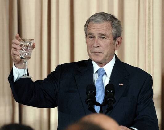 Präsident George W. Bush (USA) bringt einen Toast aus während eines Dinners in Washington D.C. am Vorabend der Nahost-Friedenskonferenz in Annapolis -  (WAP2007112606)